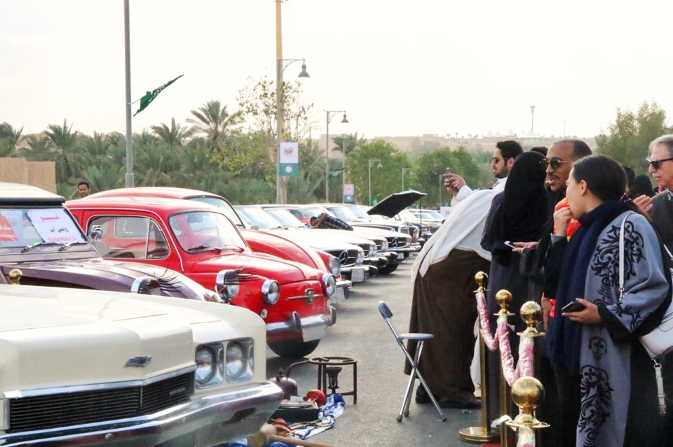 أكثر من 600 سيارة قديمة في مهرجان الدرعية للسيارات