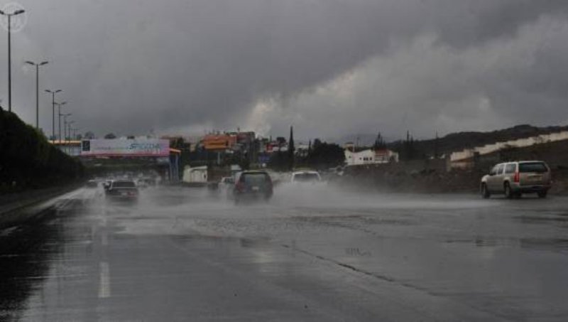 أمطار غزيرة وبروق شديدة بمحايل عسير والمجاردة