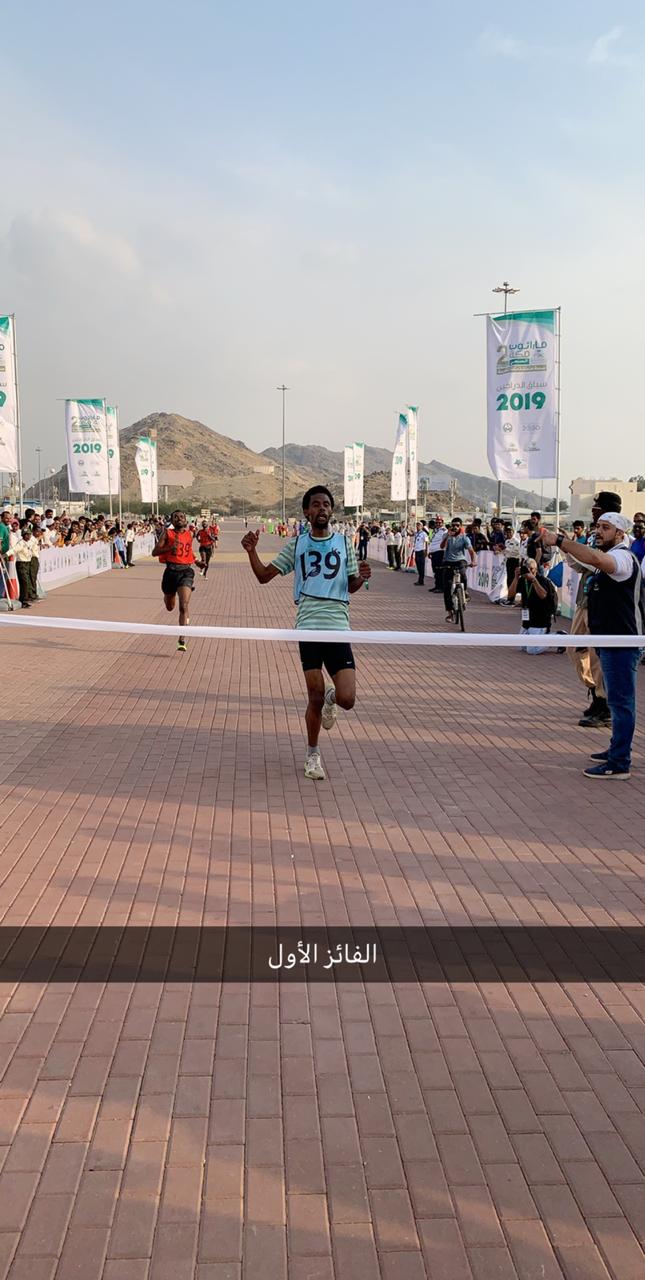 “المواطن” في مارثون مكة الصحي .. 1225 متسابقًا وحوار مع أكبرهم سنًّا