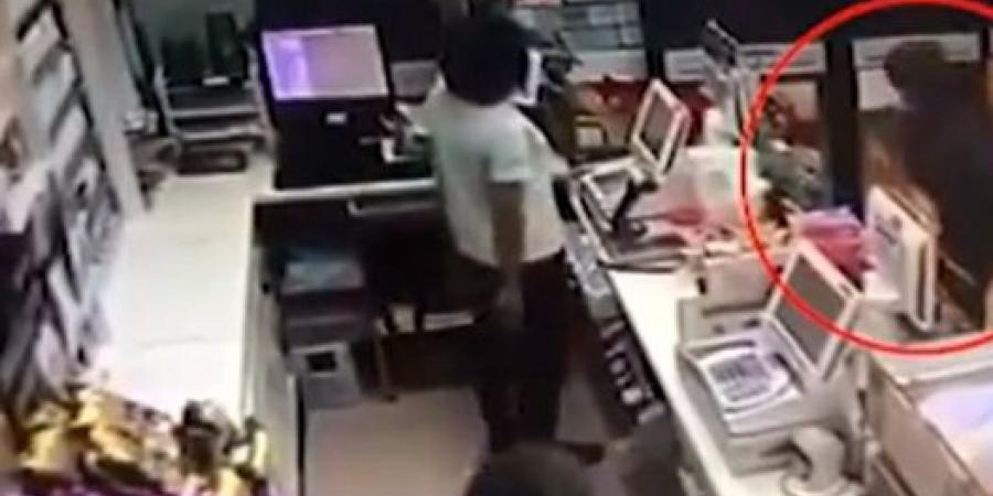 فيديو.. امرأة تستخدم زميلتها في العمل كدرع بشري ضد هجوم مسلح