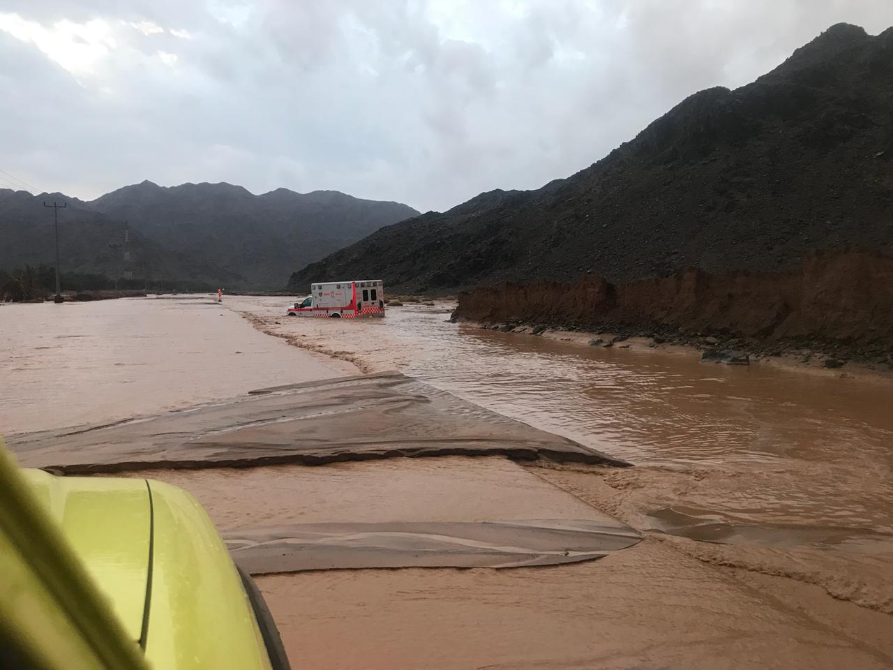 شاهد بالصور.. أمطار غزيرة وسيول واحتجاز مركبات بالمدينة المنورة