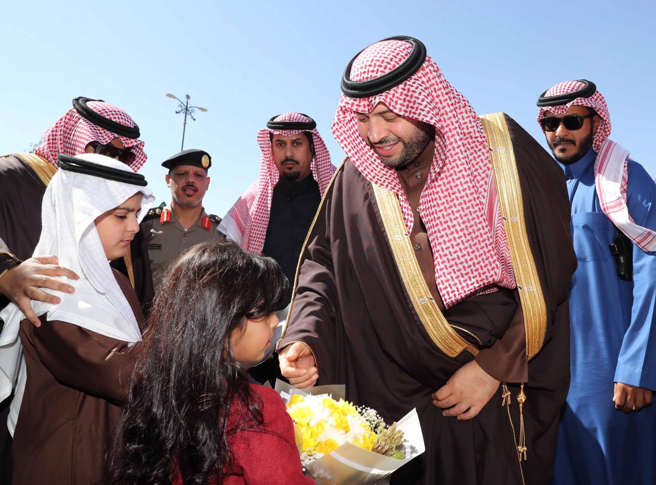 شاهد الصور.. أمير الشمالية يزور عددًا من أهالي رفحاء في منازلهم