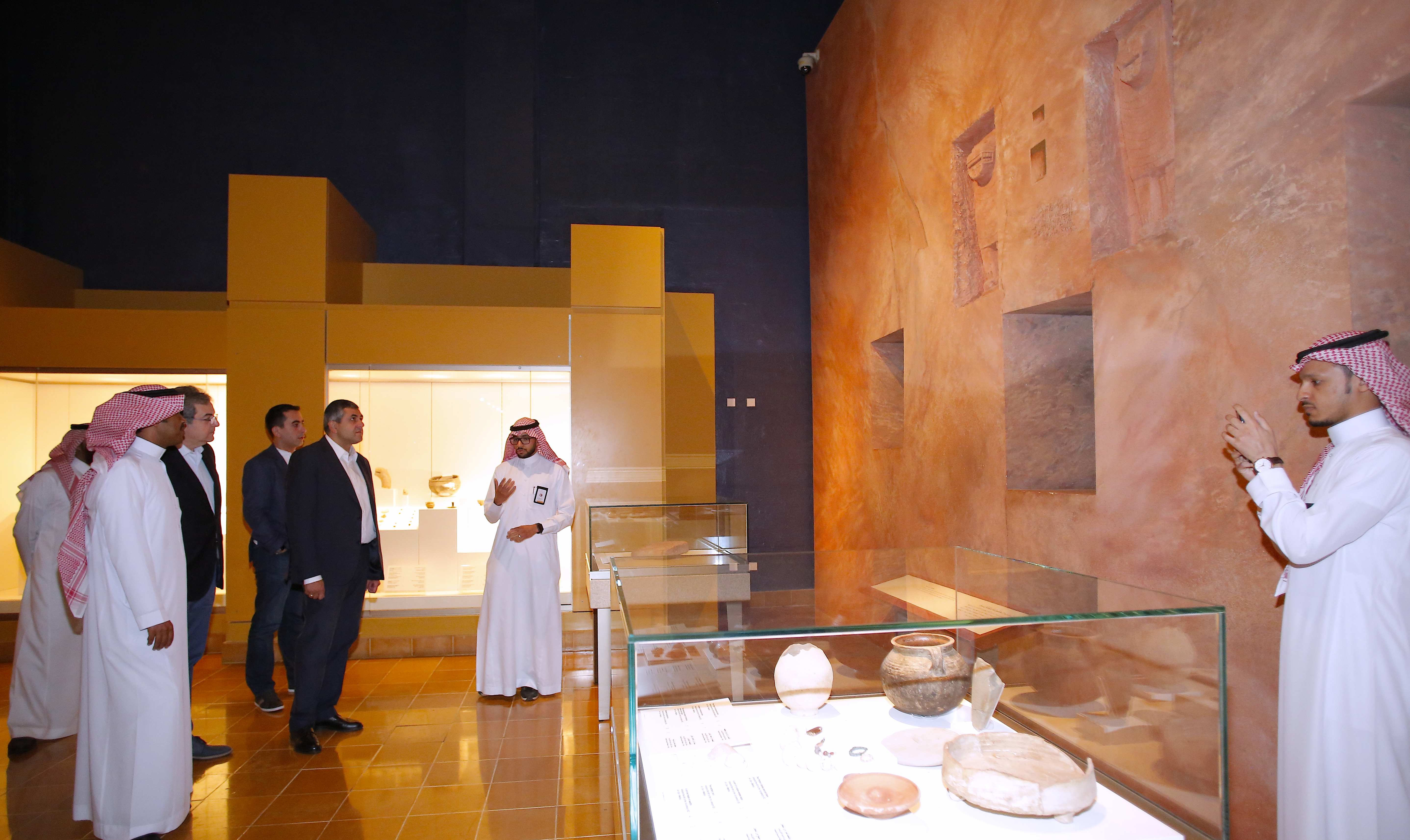 أمين منظمة السياحة العالمية يشاهد ملحمة توحيد المملكة في المتحف الوطني