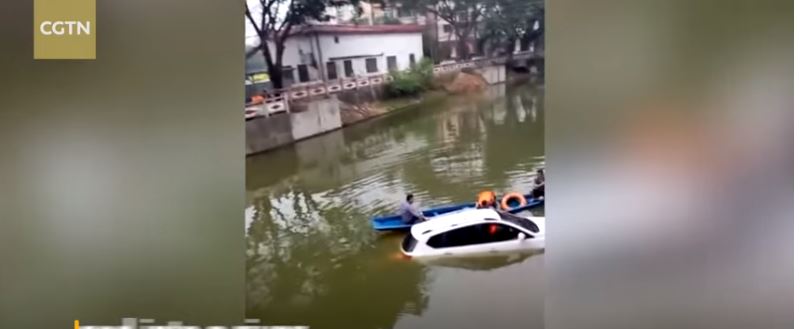 فيديو.. قائد مركبة يخطئ الجسر ويسقط في النهر
