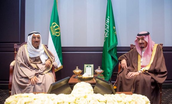 الملك سلمان يلتقي أمير الكويت في شرم الشيخ ويبحث معه العلاقات الأخوية