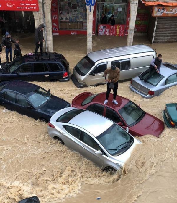 فيديو.. سيول تغرق العاصمة الأردنية