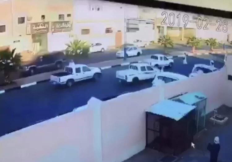 الإطاحة بقائد مركبة دهس طالبًا أمام مدرسته ولاذ بالهرب