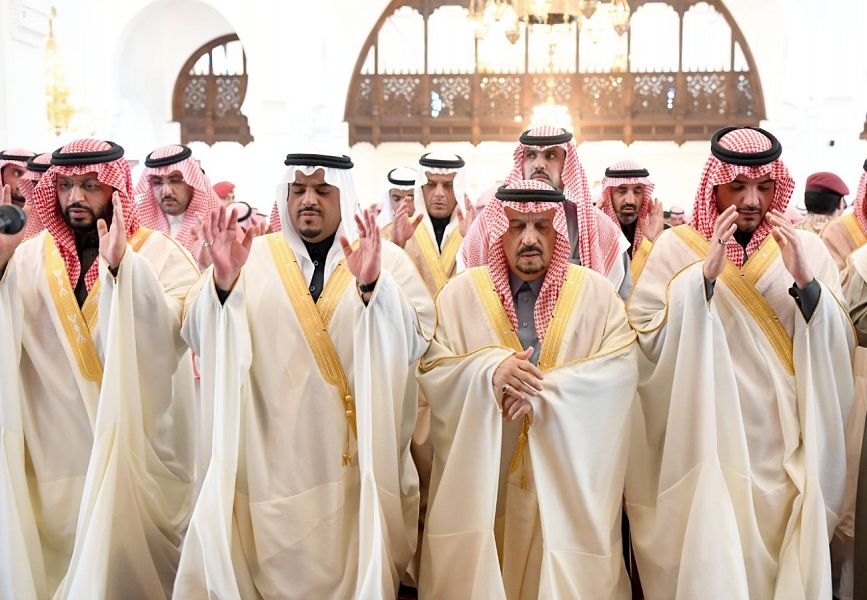 أمير الرياض ووزير الداخلية يتقدمان المصلين على الفريق سعود الهلال