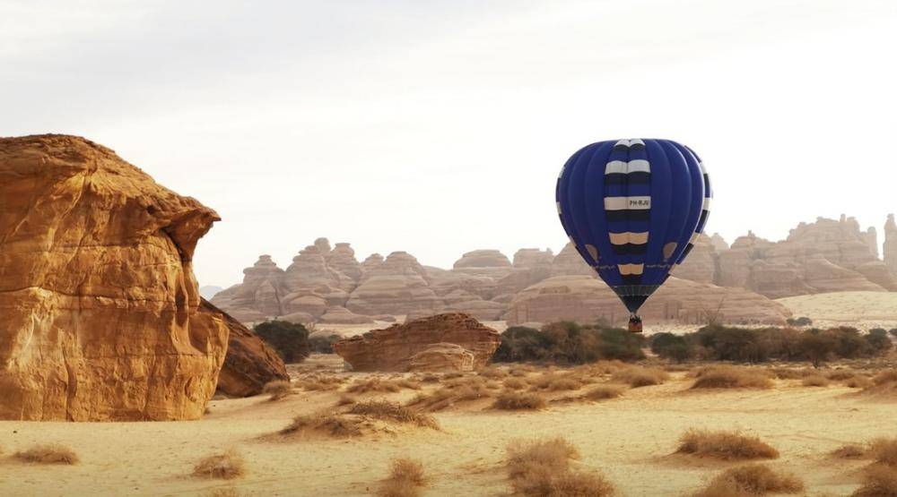 فيديو وصور.. مهرجان المناطيد فرصة نادرة لمشاهدة عجائب العلا من السماء