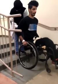 فيديو.. ممرضة سعودية تساعد مريضاً مقعداً على صعود الدرَج بكلمات محفزة