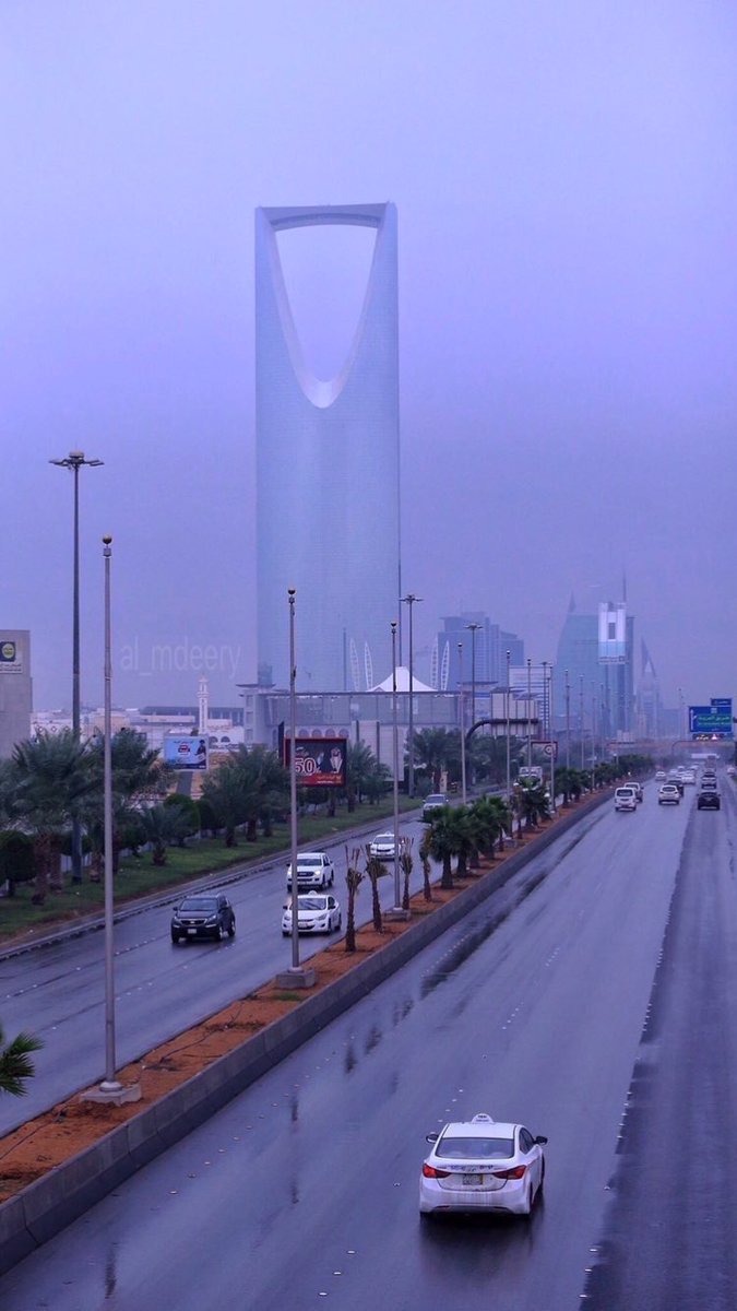 فيديو وصور.. أمطار غزيرة وبرق في الرياض
