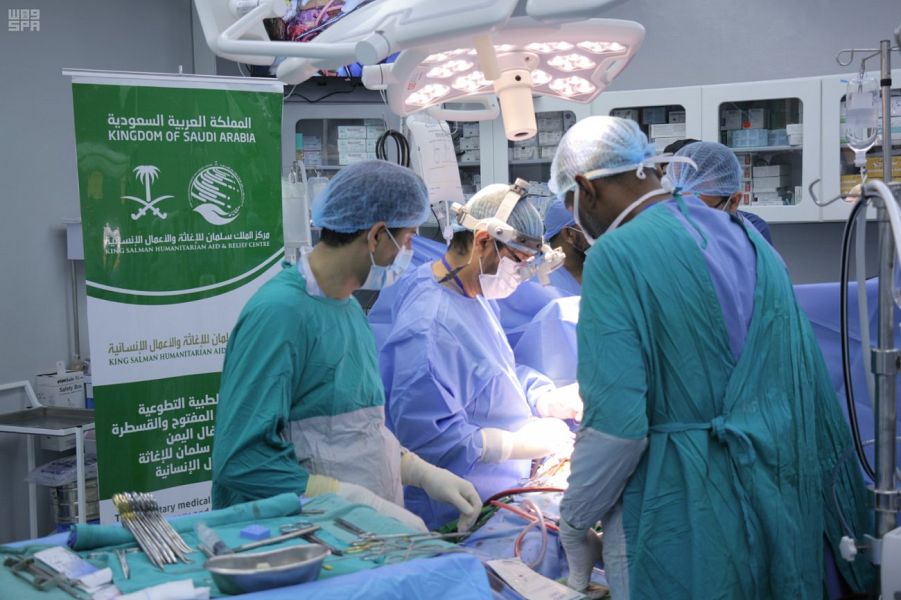 أطباء مركز الملك سلمان للإغاثة يجرون 7 عمليات قلب مفتوح و19 قسطرة لأطفال المكلا