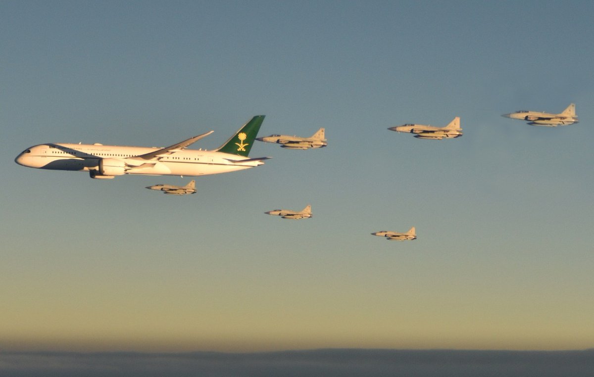 صور وفيديو من زواية أخرى.. المقاتلات الباكستانية تحتفي بطائرة الأمير محمد بن سلمان