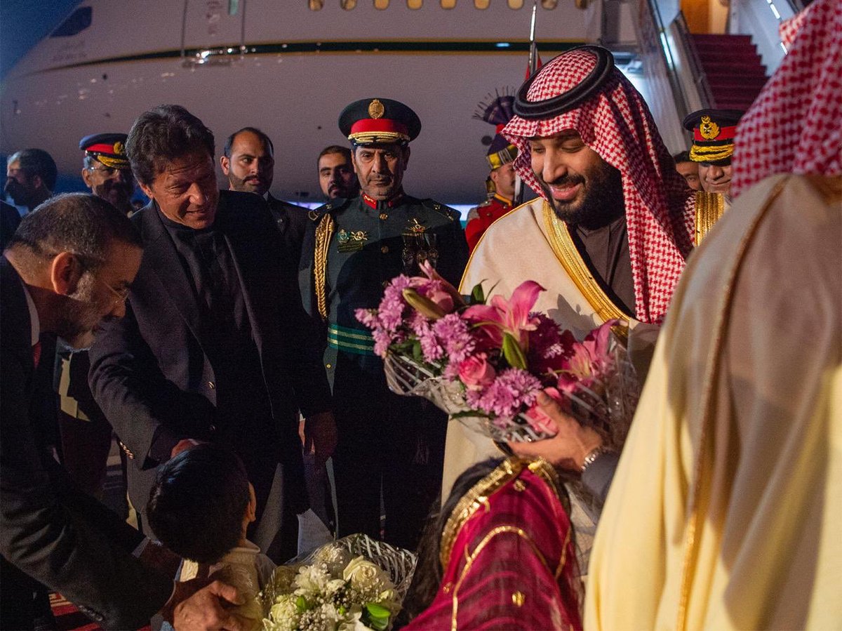 الأمير محمد بن سلمان يصل إلى باكستان وعمران خان على رأس مستقبليه