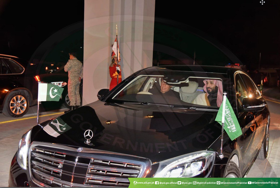 عمران خان يقود السيارة بالأمير محمد بن سلمان في باكستان
