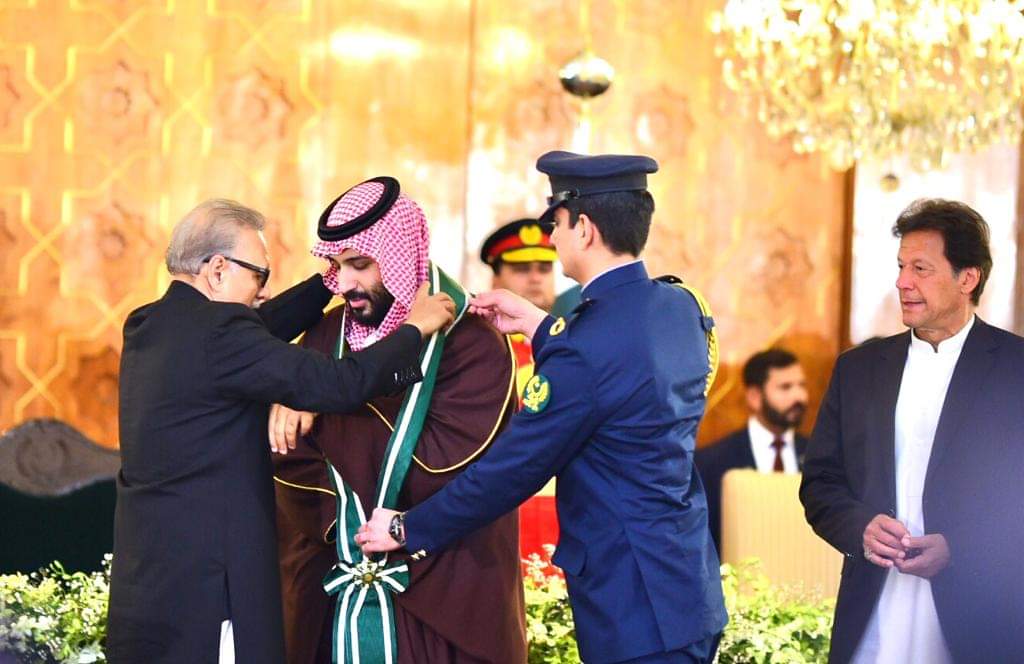 فيديو وصور.. الرئيس الباكستاني يقلد الأمير محمد بن سلمان أرفع وسام في باكستان