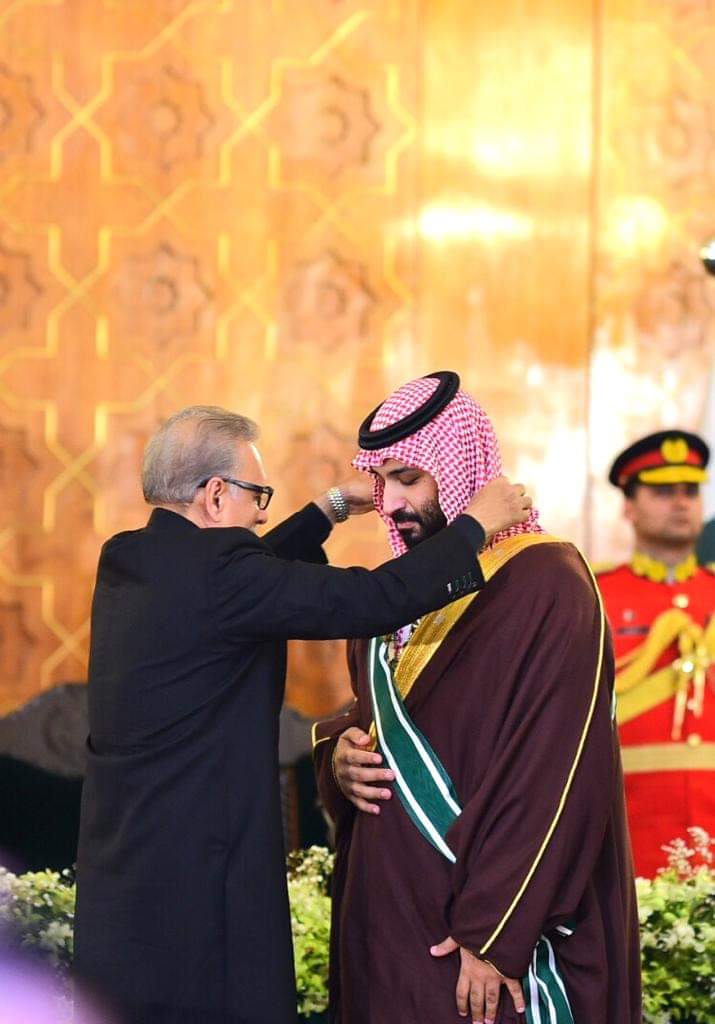فيديو وصور جديدة .. لحظة تكريم الأمير محمد بن سلمان بـ نيشان باكستان
