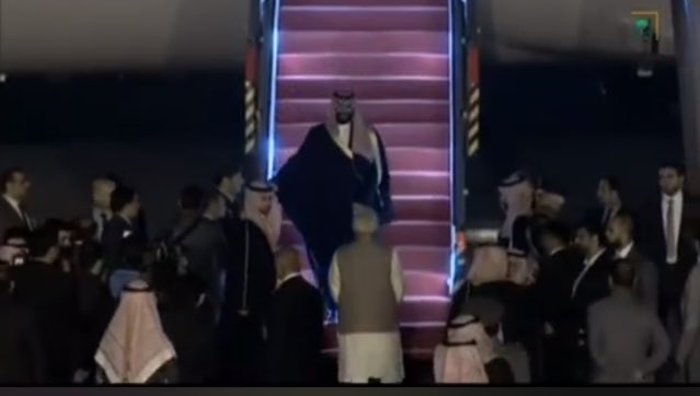 فيديو.. لحظة وصول الأمير محمد بن سلمان إلى الهند