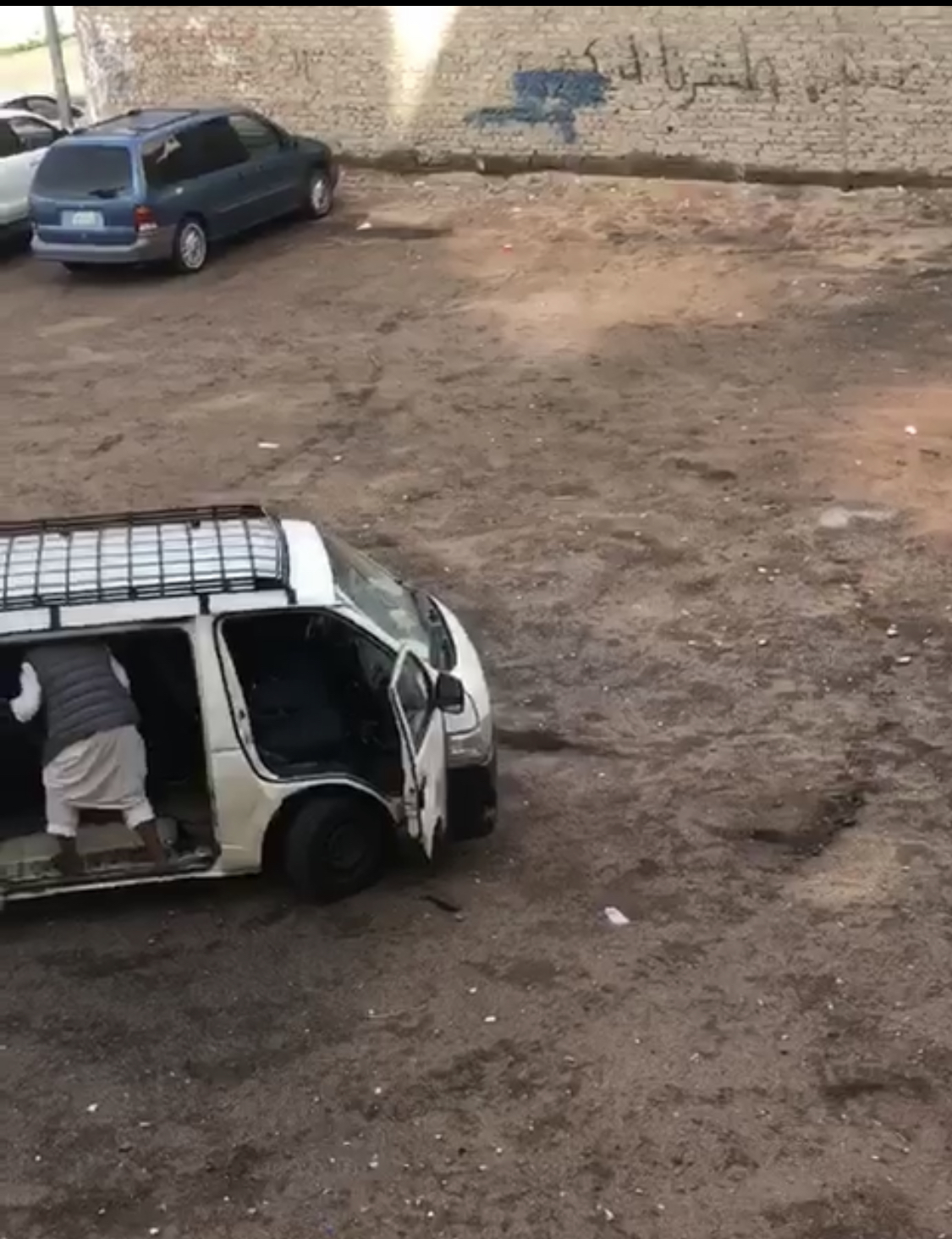 فيديو مستهجن.. سائق ميكروباص يقذف طلابًا داخل المركبة بالحجارة ومطالبات بمعاقبته - المواطن