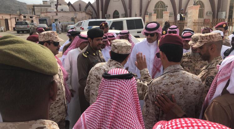 تقله مروحية.. محافظا المخواة وغامد الزناد في استقبال جثمان الشهيد الغامدي