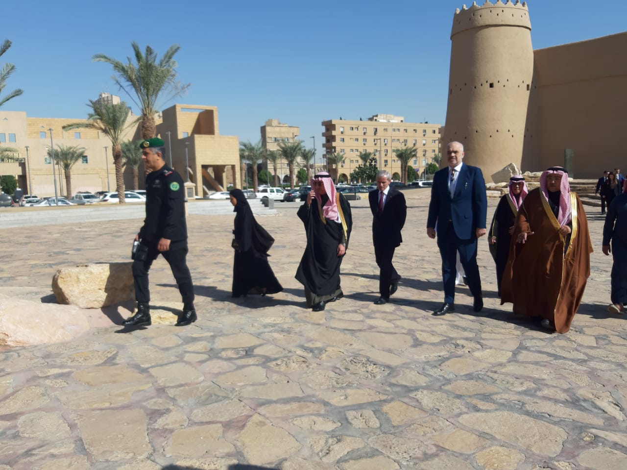 رئيس وزراء ألبانيا يزور متحف المصمك ويشاهد فيلم الاقتحام واسترداد الرياض 