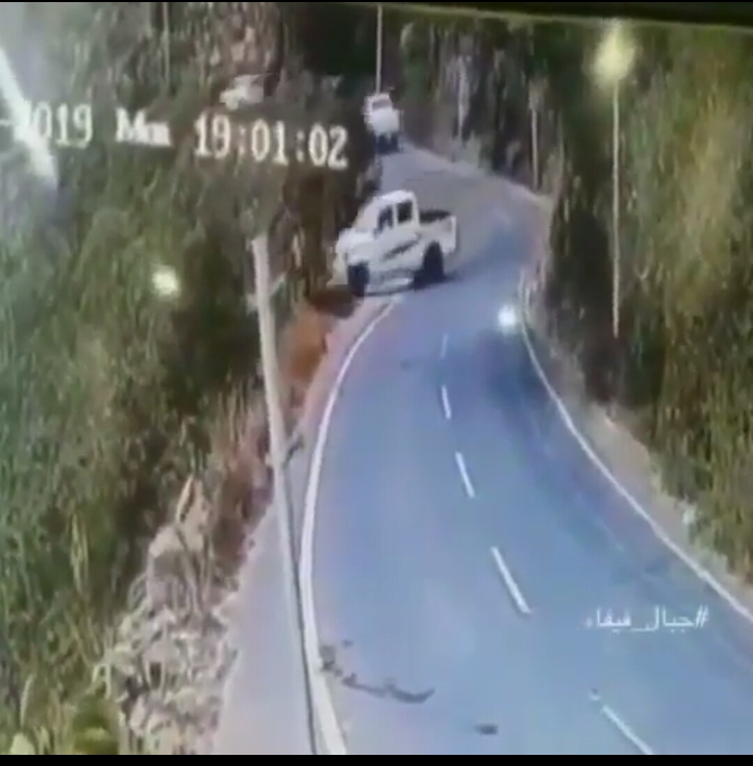 فيديو.. سقوط مروع لسيارة من أعلى جبل فيفا جازان