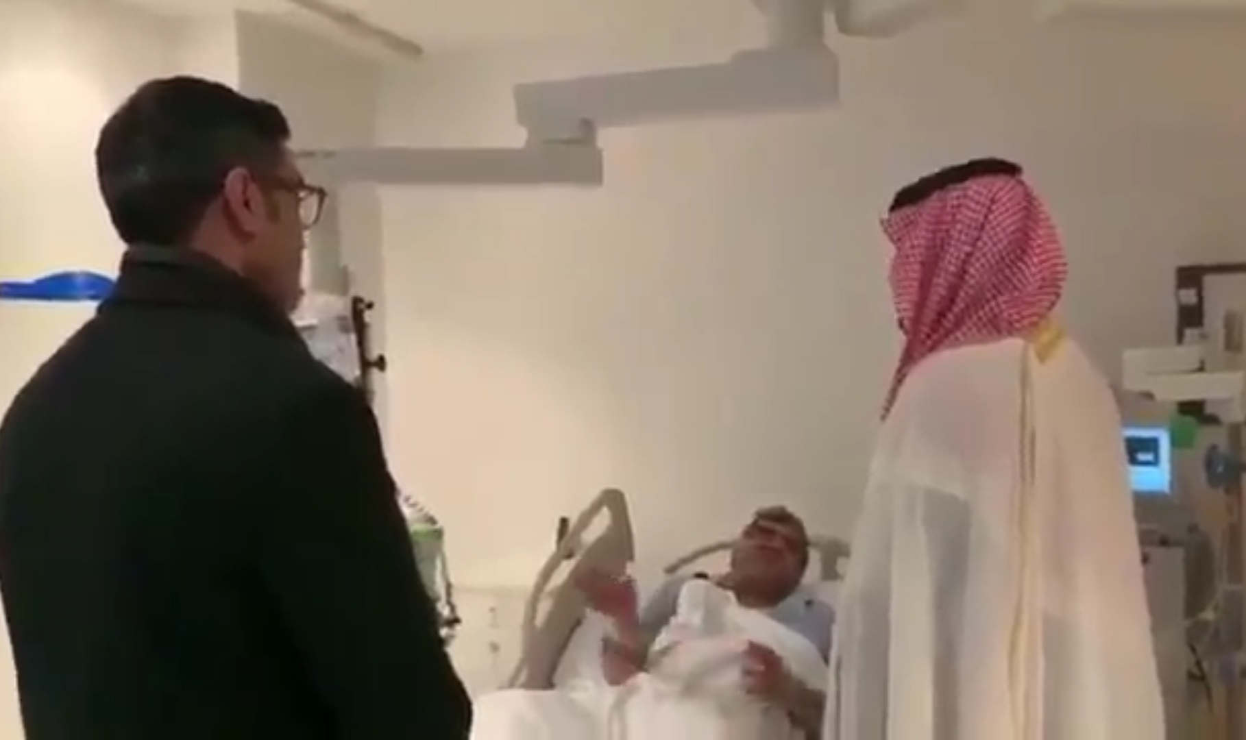 فيديو.. الأمير محمد بن سلمان يزور رئيس تحرير الرياض ويوجه بنقله من بكين بالإخلاء الطبي