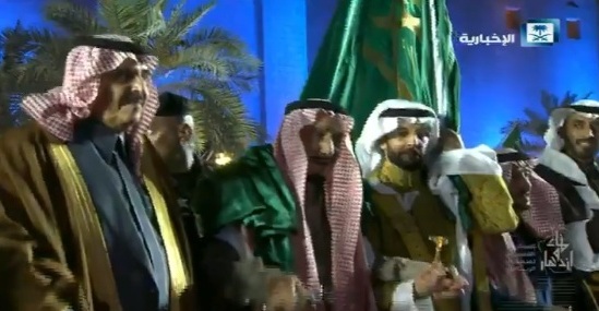 فيديو.. الملك سلمان يتوشح بعلم المملكة خلال أداء العرضة السعودية