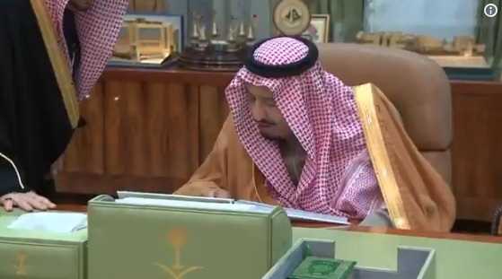شاهد بالفيديو ..  الملك سلمان في مكتبه بقصر الحكم