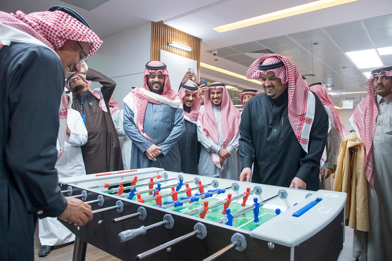 شاهد الصور.. مباراة بين نائب أمير الرياض ومدير جامعة الملك سعود‎ في أسبوع المهنة