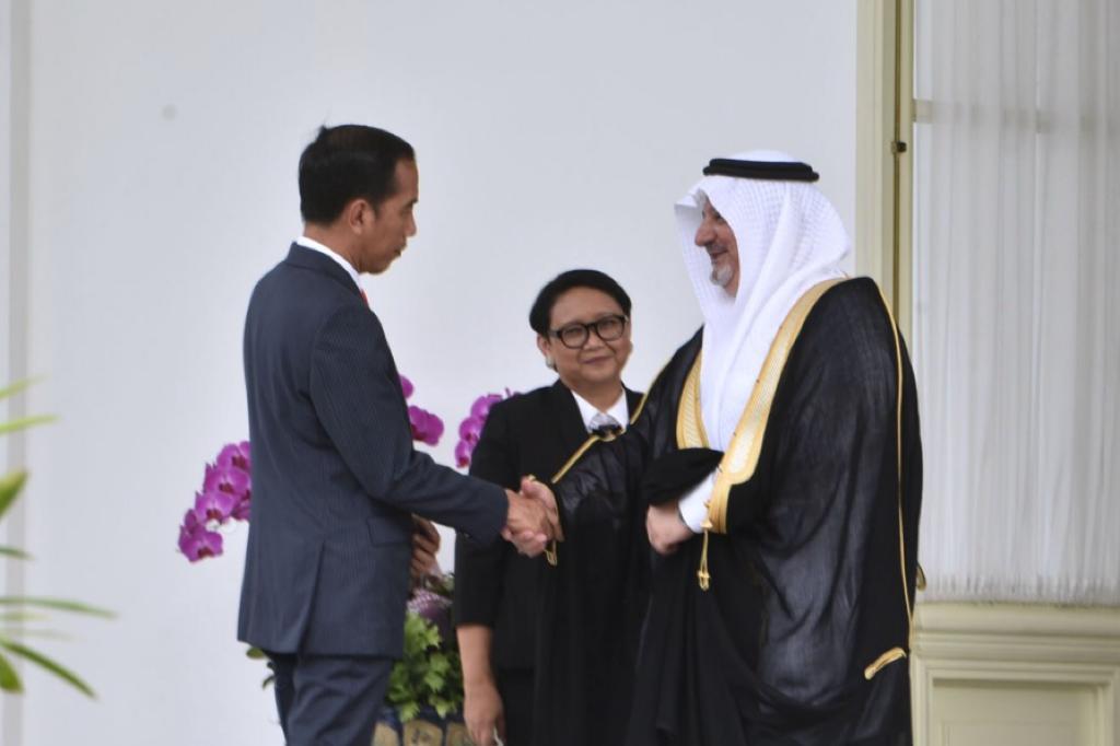 رئيس إندونيسيا يتسلم أوراق اعتماد السفير الثقفي