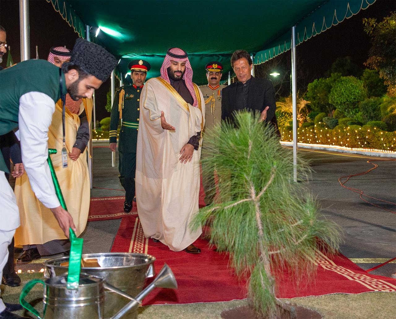 لقطات جديدة لاستقبال الأمير محمد بن سلمان في باكستان وتوقيع الاتفاقيات.. ورود ونبتة المستقبل
