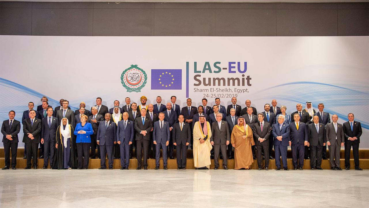 بحضور الملك سلمان.. صور جماعية للمشاركين في القمة العربية الأوروبية