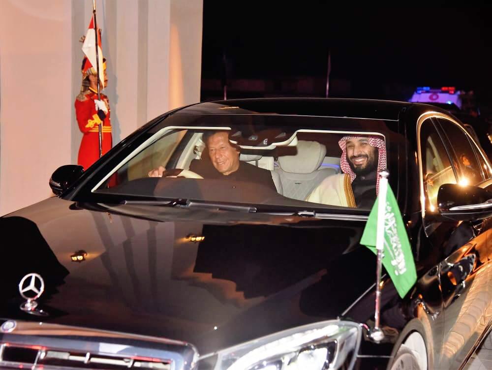 فيديو.. عمران خان يكشف عن حديث طريف مع الأمير محمد بن سلمان في الطريق من المطار