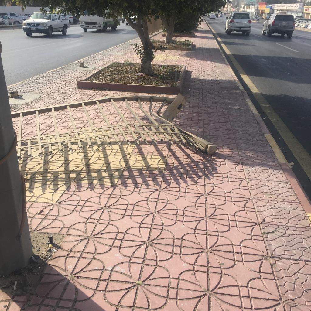 إزالة لوحة ساهر المائلة على طريق الملك خالد بخميس مشيط