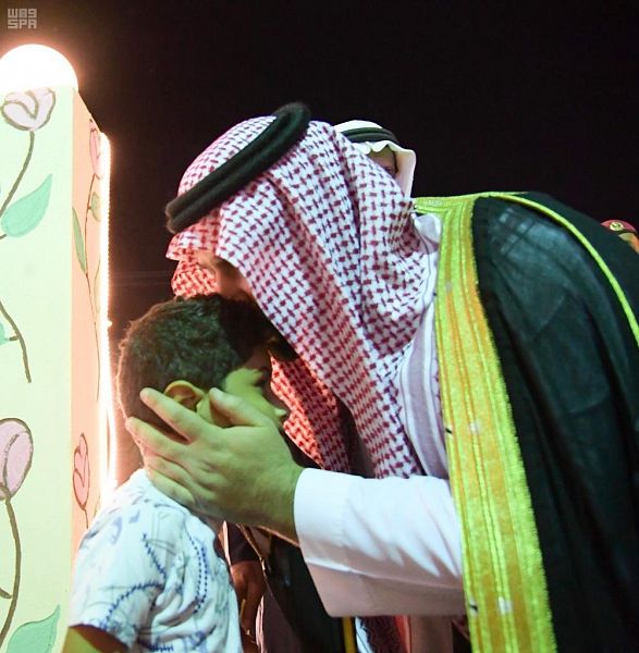 أمير جازان بالنيابة يعزي ابن الشهيد لخامي بقبلة على رأسه
