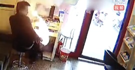 فيديو.. لحظة انفجار هاتف في وجه رجل أثناء إصلاحه