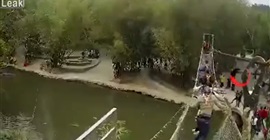 فيديو.. لحظة انهيار جسر بمجموعة من السائحين