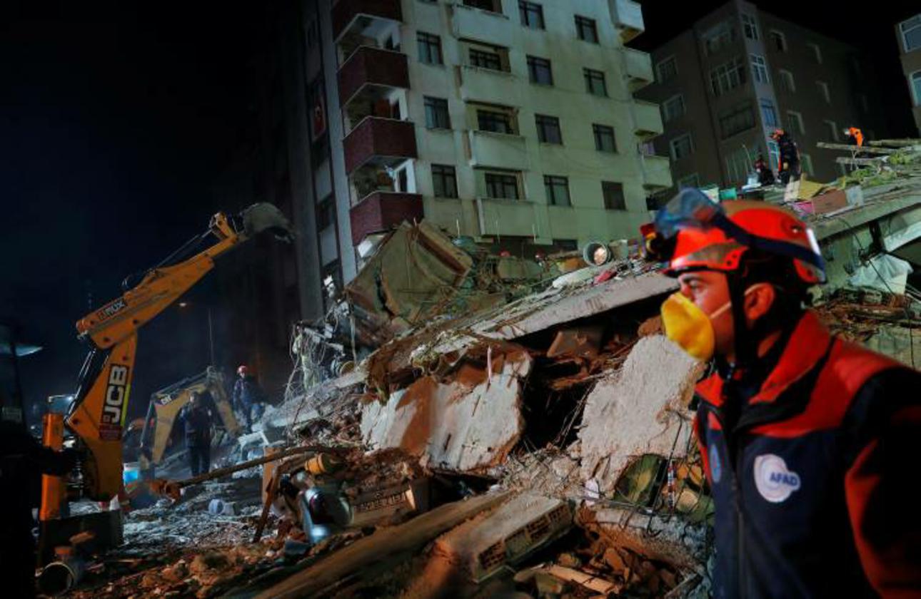 ارتفاع عدد ضحايا انهيار مبنى في إسطنبول إلى 21 قتيلًا