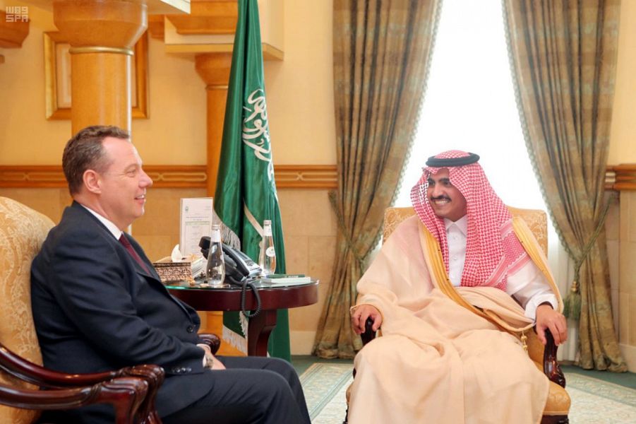 بدر بن سلطان يبحث تعزيز التعاون مع القنصل البريطاني
