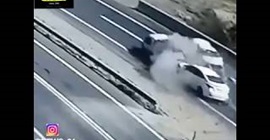 فيديو.. طفل يتسبب في حادث تصادم بين سيارتين
