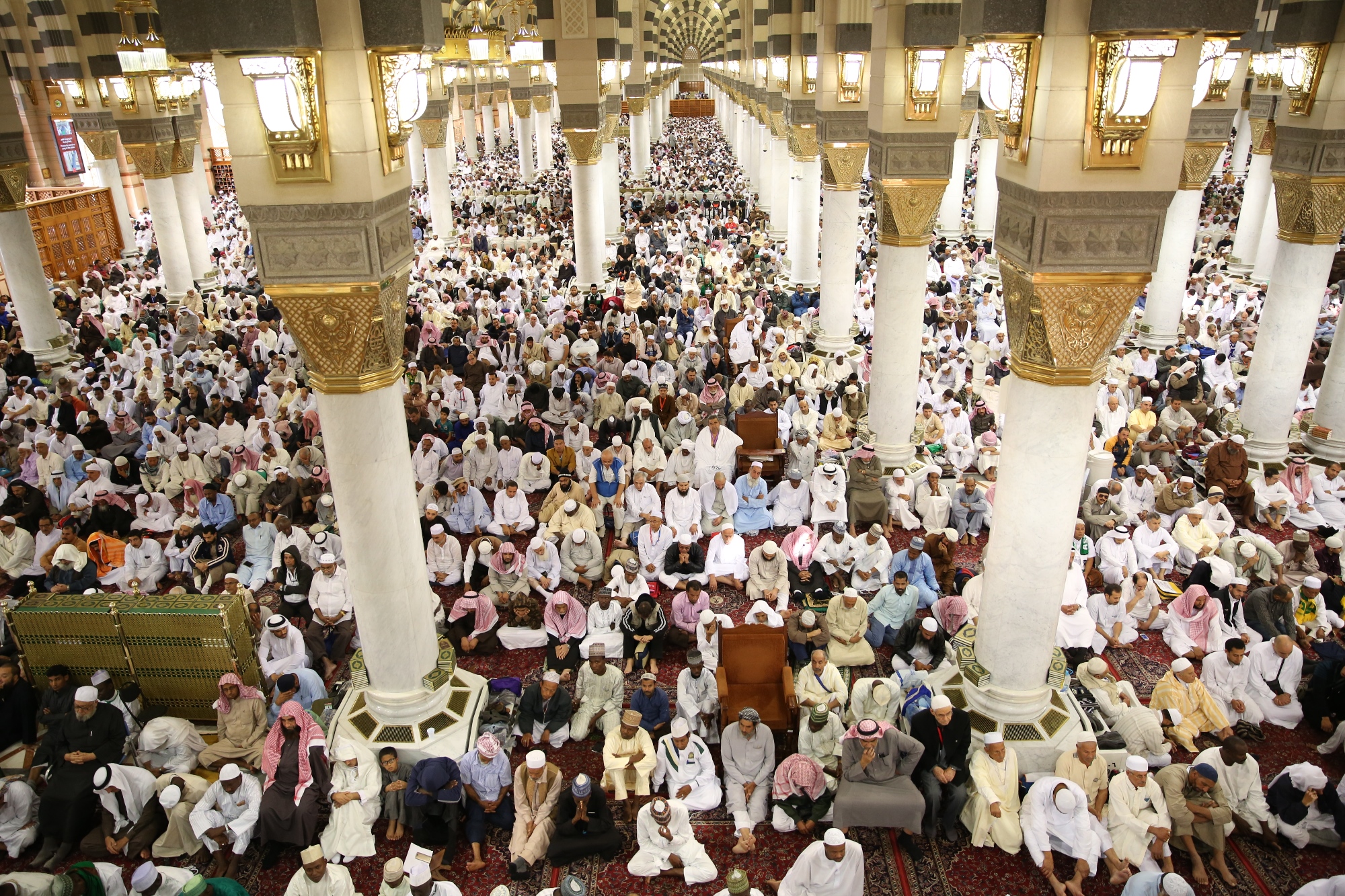 إمام المسجد النبوي يعدد فضائل يوم الجمعة