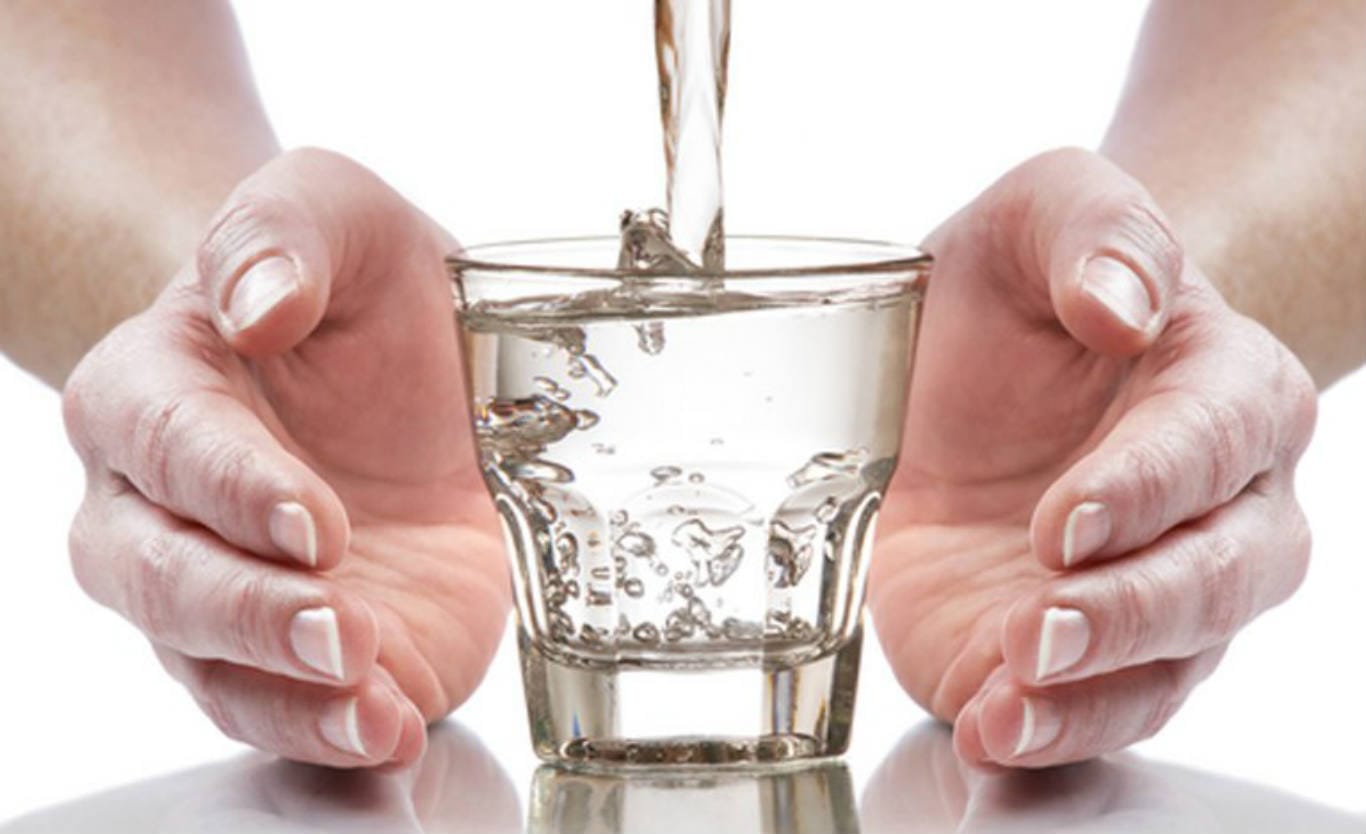 الخضيري: شرب الماء أثناء الأكل لا يضر