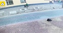 فيديو.. طفل يسقط في فتحة صرف صحي