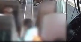 فيديو.. طفل يعتدي على آخر مصاب بالتوحد داخل حافلة مدرسية