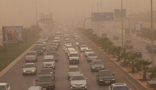 غبار كثيف يعيق حركة المرور في الرياض