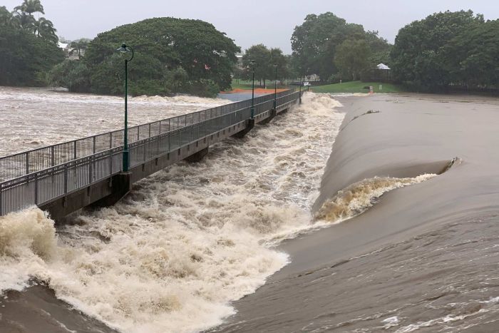 فيديو وصور.. فيضانات تاونزفيل تجلي الآلاف في أستراليا