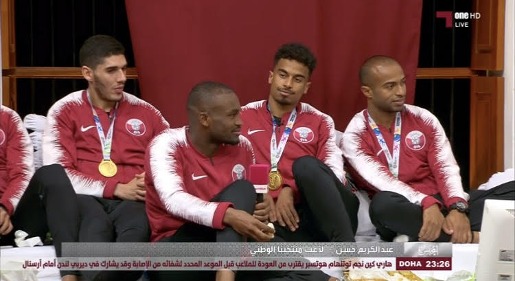 لاعب قطري يتغنى بالملك سلمان وسط مجلس قناة الكاس