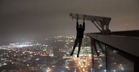 فيديو.. مغامر يتأرجح بيد واحدة أعلى مبنى شاهق بارتفاع 213 مترًا!