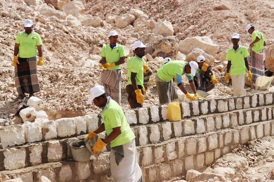 مركز الملك سلمان للإغاثة يدشن مشاريع كثيفة العمالة في عدن وحضرموت